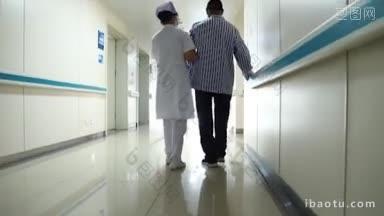 4K医疗_ 一名医生搀扶病人在走廊行走背影